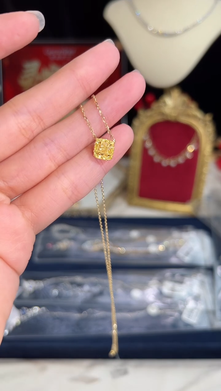 【闪购商品】钻石颈饰18K金镶嵌6500 