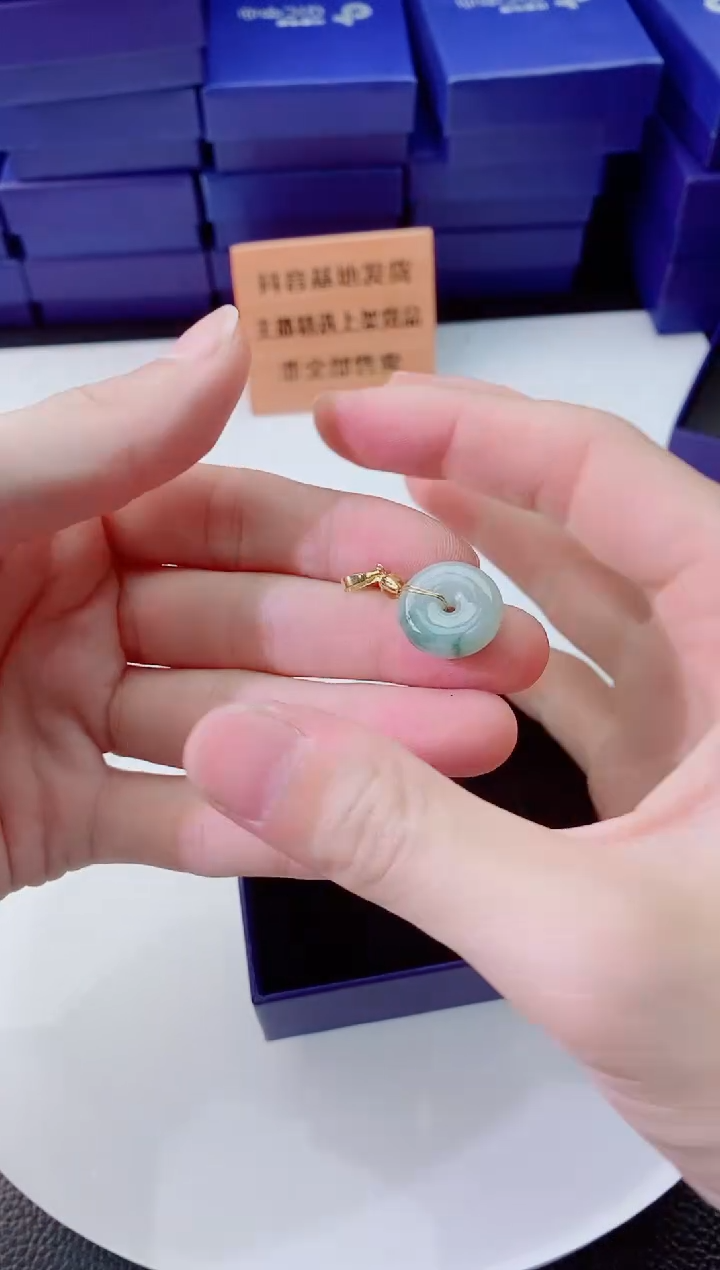 翡翠未镶嵌颈饰         