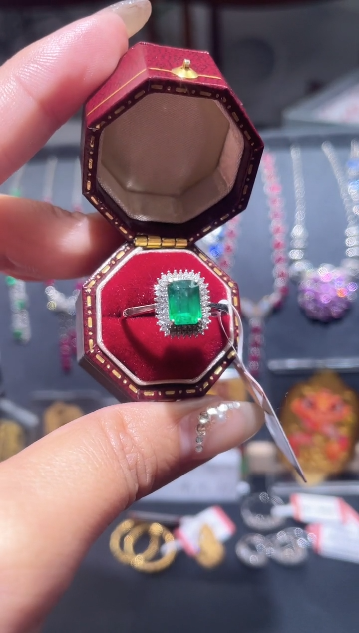 【闪购商品】祖母绿戒指18K金镶嵌祖母绿戒指