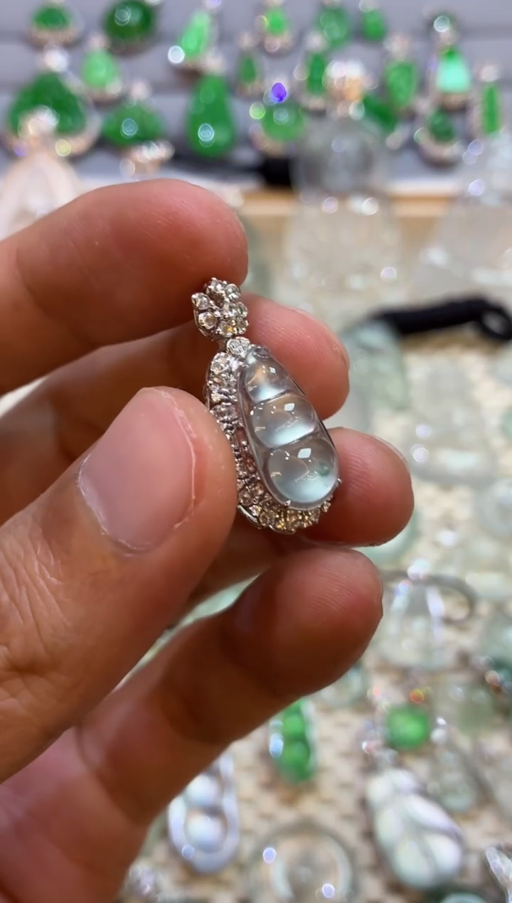 吊坠(不含链)18K金镶嵌翡翠遇***运豆子