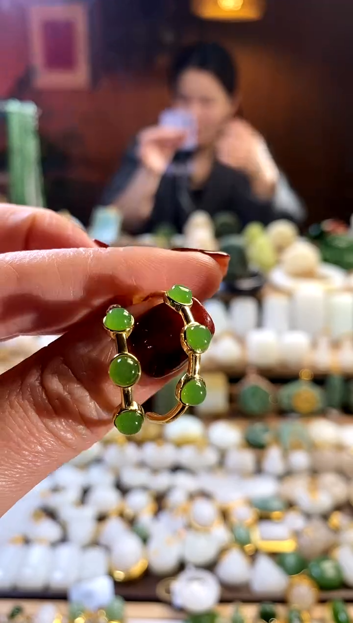 【闪购商品】和田玉耳饰银S925镶嵌。