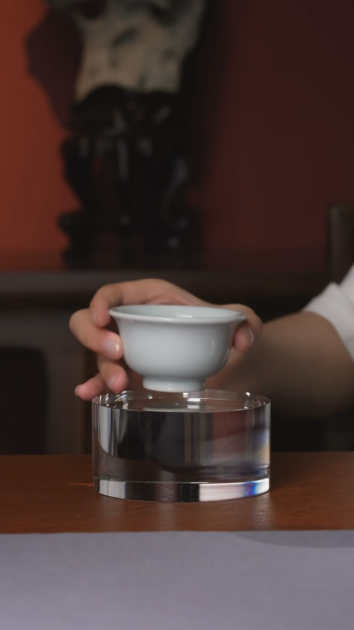 手工高温釉影青压手杯