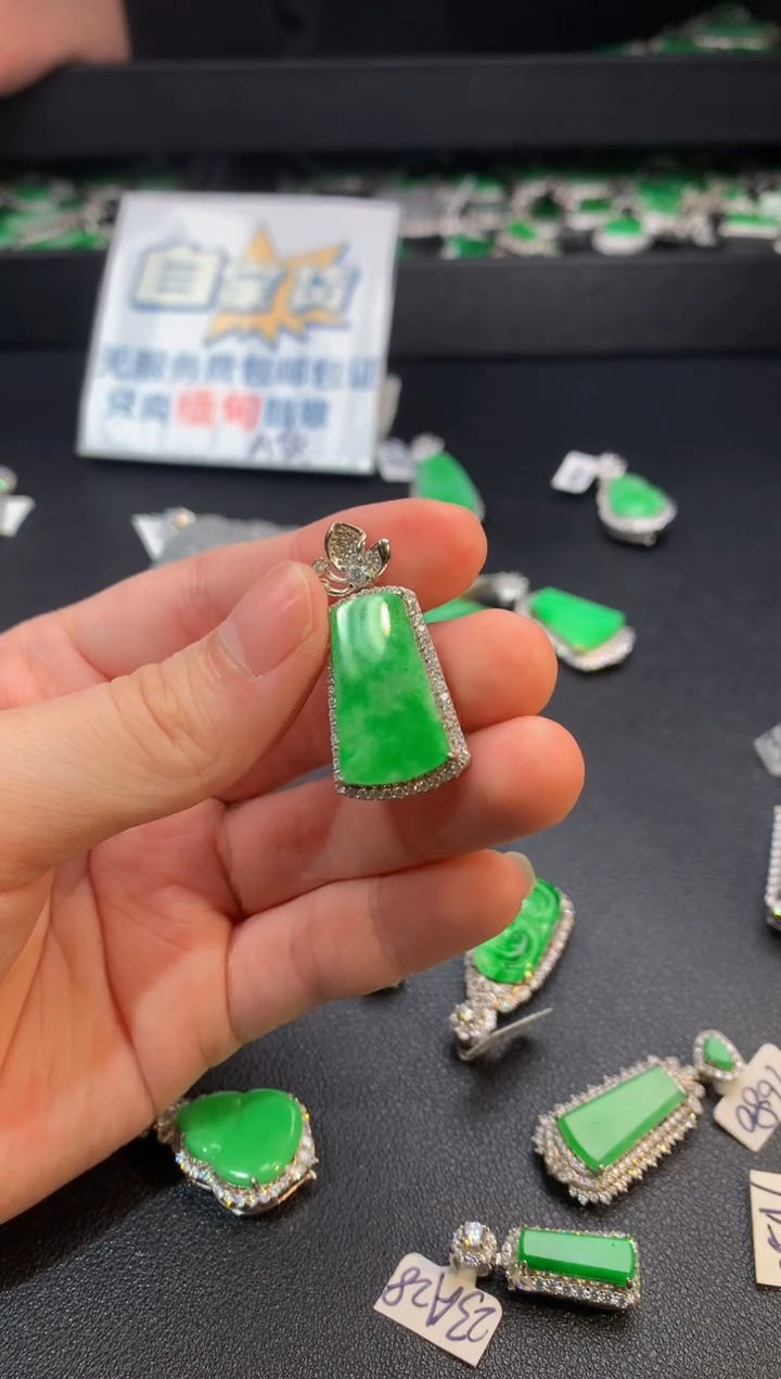 【闪购商品】翡翠颈饰银S925镶嵌翡翠