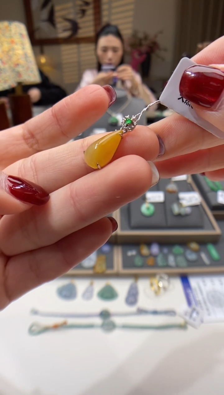 【闪购商品】翡翠颈饰18K金镶嵌水滴