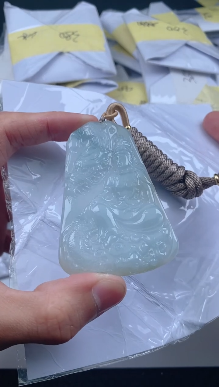 翡翠未镶嵌颈饰        