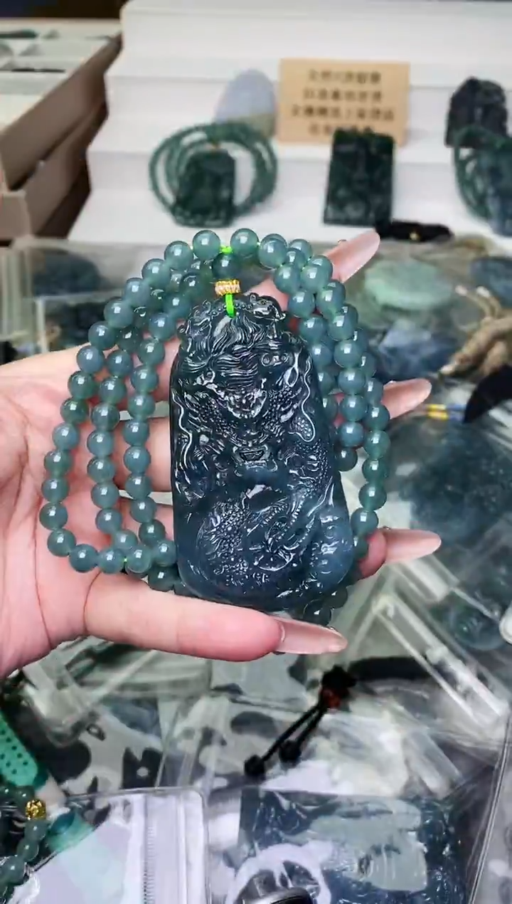 颈饰未镶嵌翡翠 