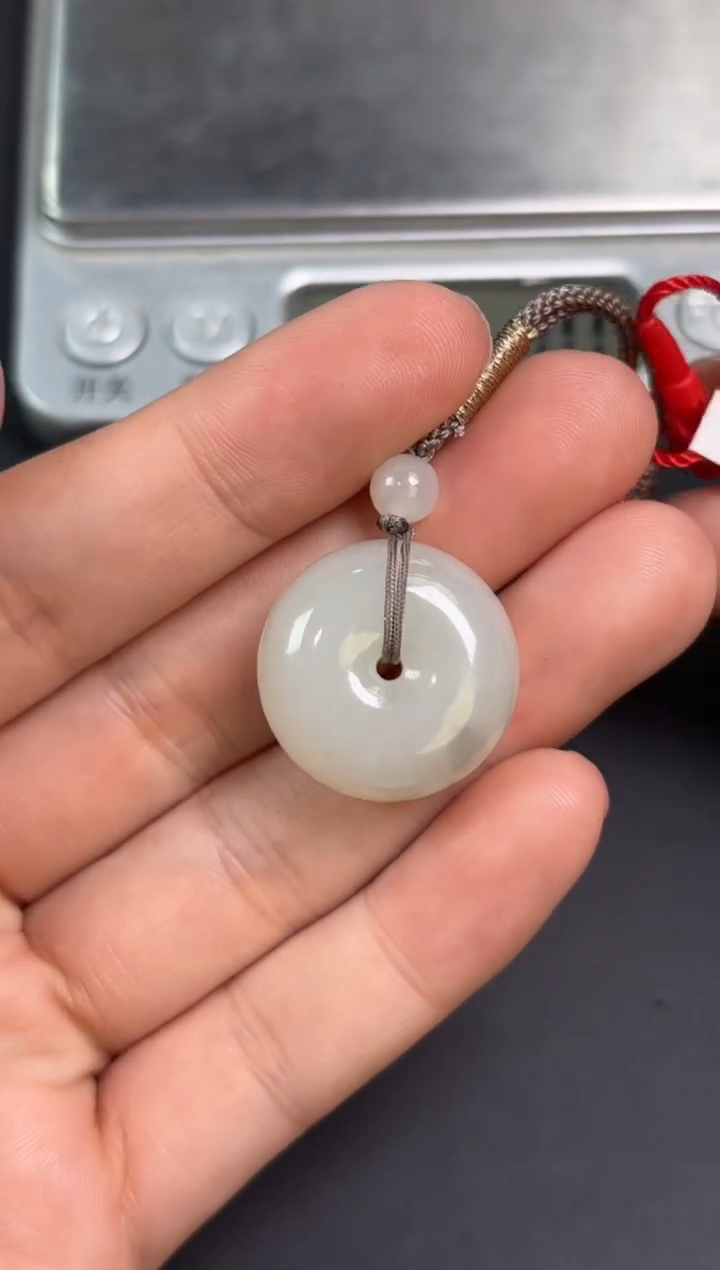 【闪购商品】和田玉吊坠(赠链)未镶嵌黑山微色差吊坠