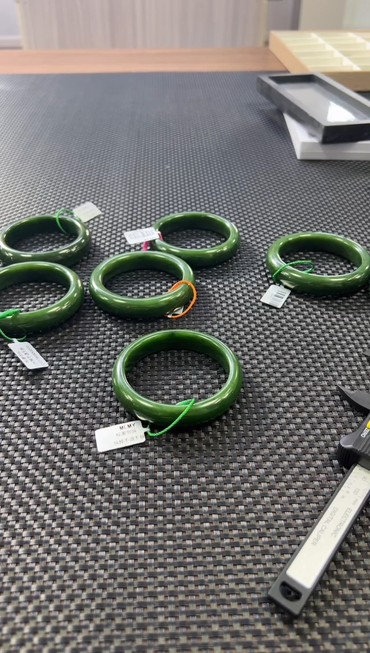 【闪购商品】和田玉手镯未镶嵌菠菜绿手镯（59）（多样性发一件）