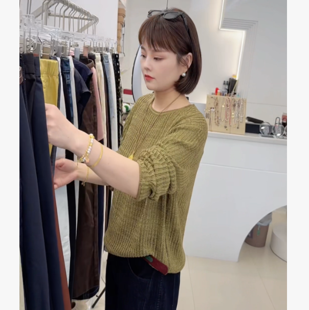 秋款圆领胸花纯色针织长袖套头上衣
