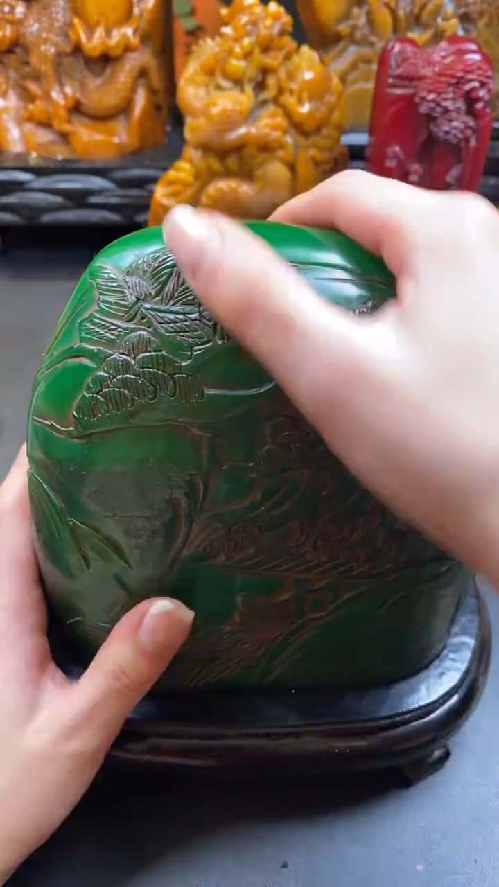 【闪购商品】寿山石印石绝绿博弈雕随型摆件