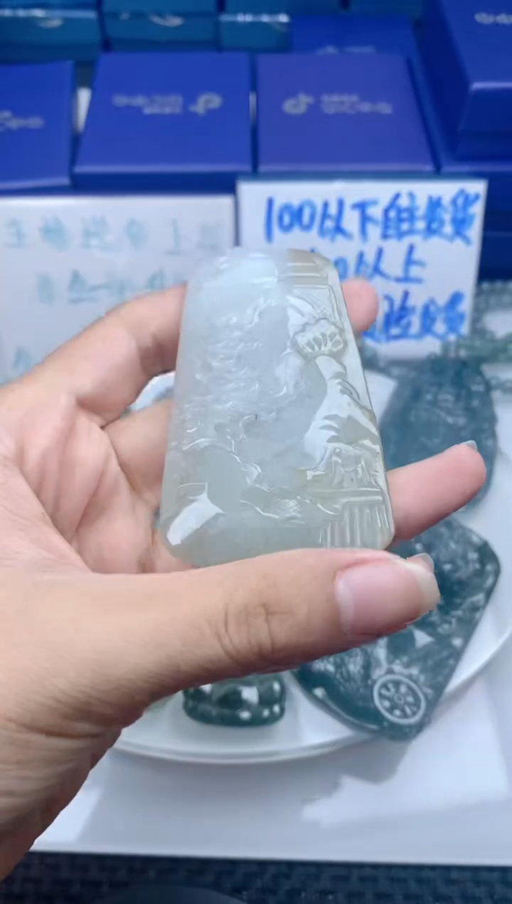 翡翠未镶嵌颈饰 