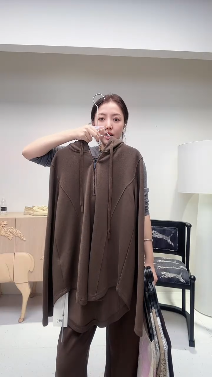 咖色连帽抽绳套头衫