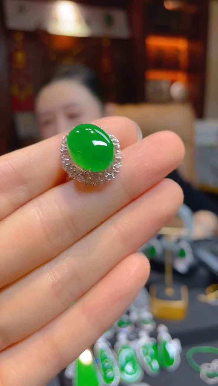 【闪购商品】翡翠戒指18K金镶嵌114743天然A货翡翠蛋面戒指