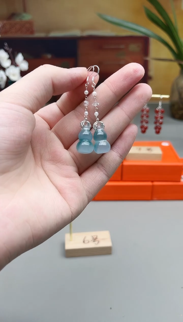 未镶嵌石英质玉（天山翠）耳钉飘花葫芦