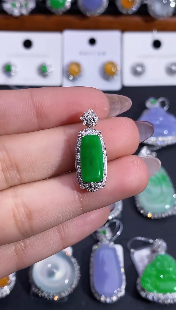 【闪购商品】翡翠颈饰18K金镶嵌吊坠