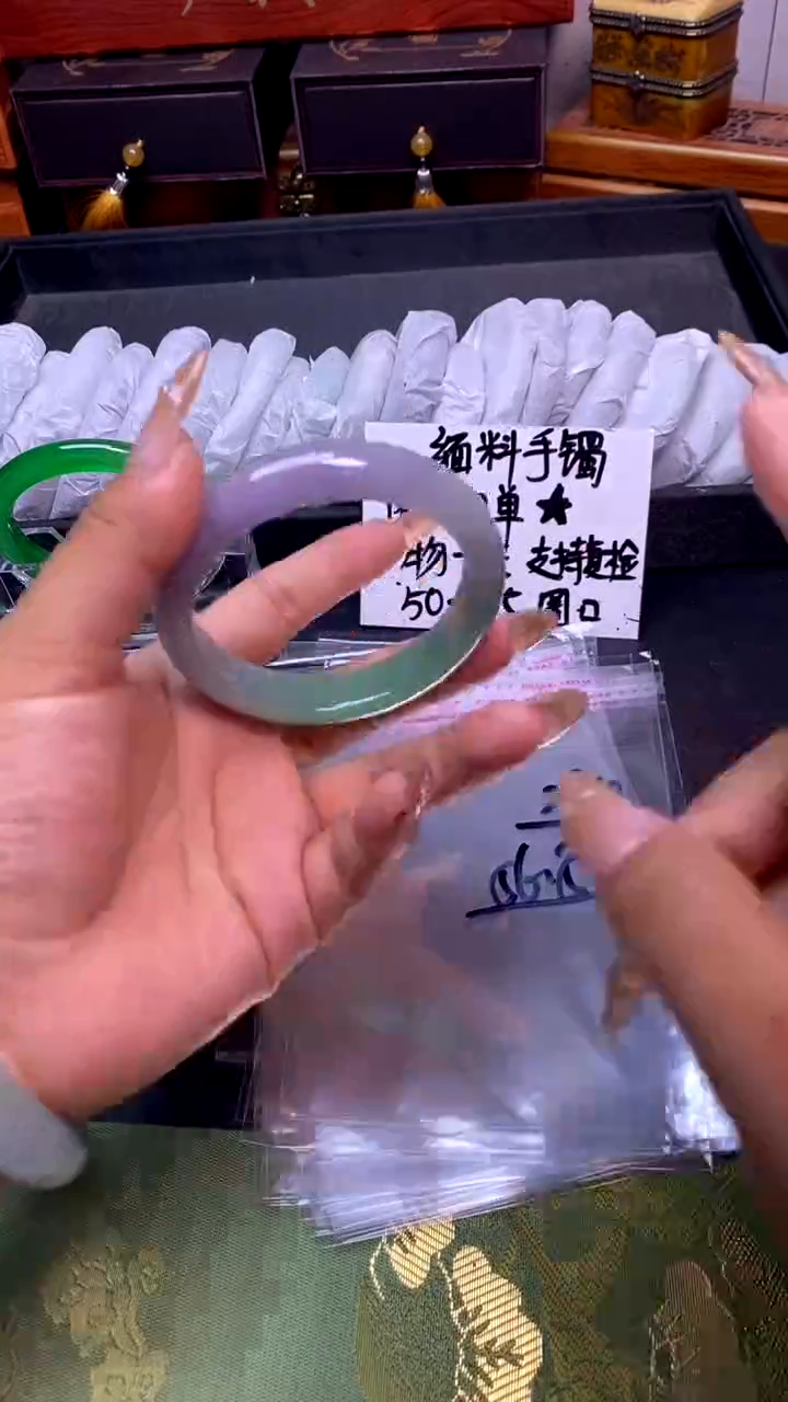 时尚女款缅料手镯284