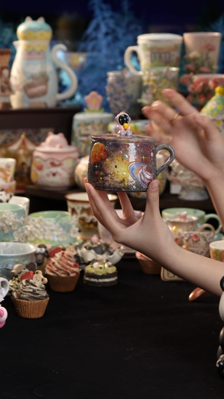 摆件陶景德镇釉下彩手绘设计师款陶瓷