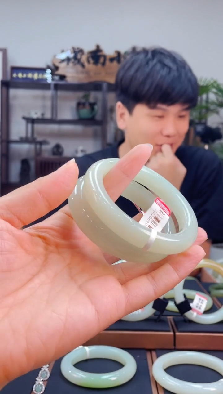 和田玉手镯未镶嵌晴羊脂54-60多样性发一