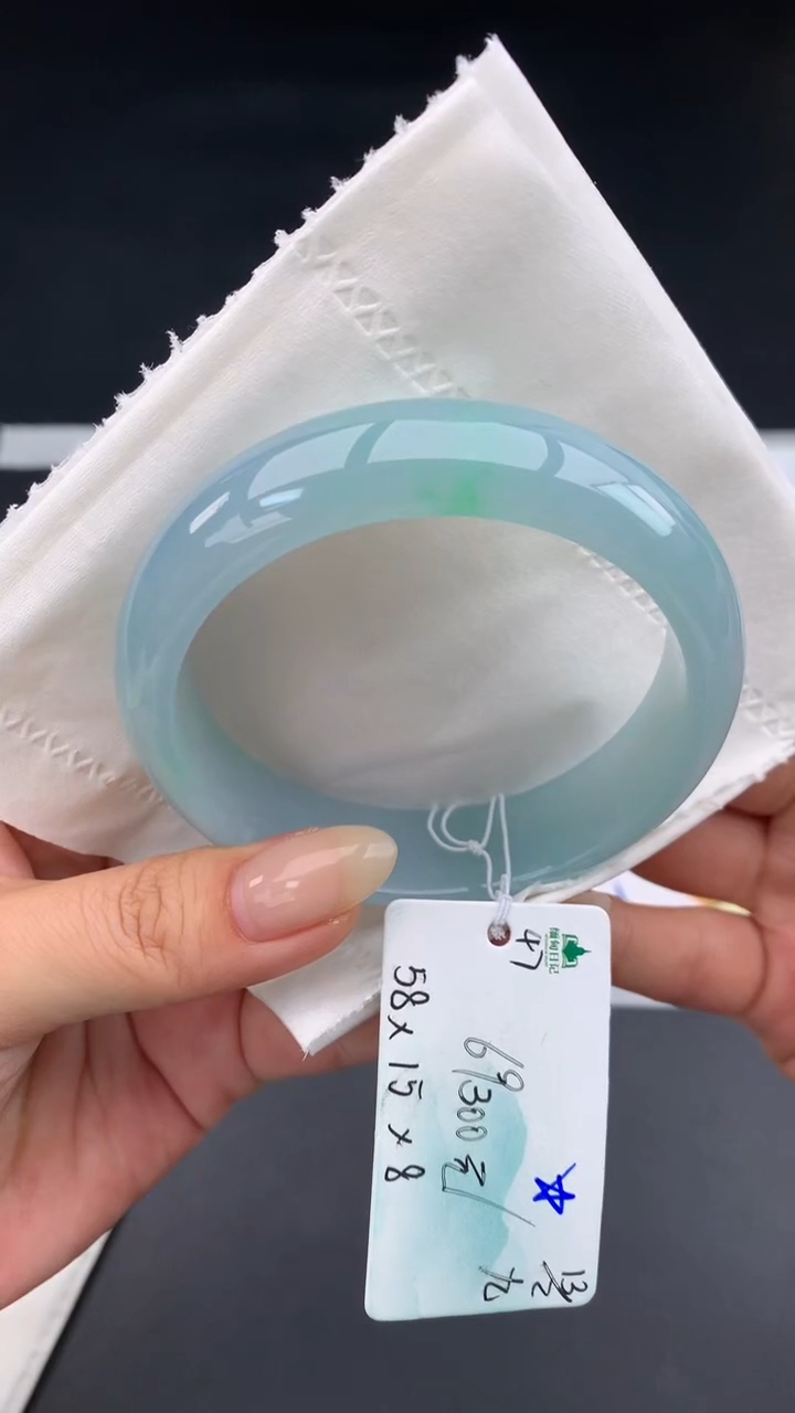 【闪购商品】翡翠手镯未镶嵌 #情人节#送礼，下单联系客服核对地址~
