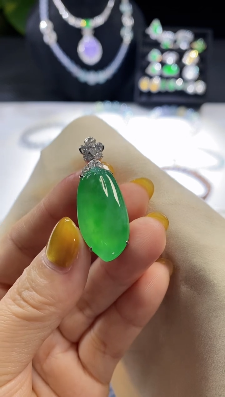 【闪购商品】翡翠摆件18K金镶嵌吊坠