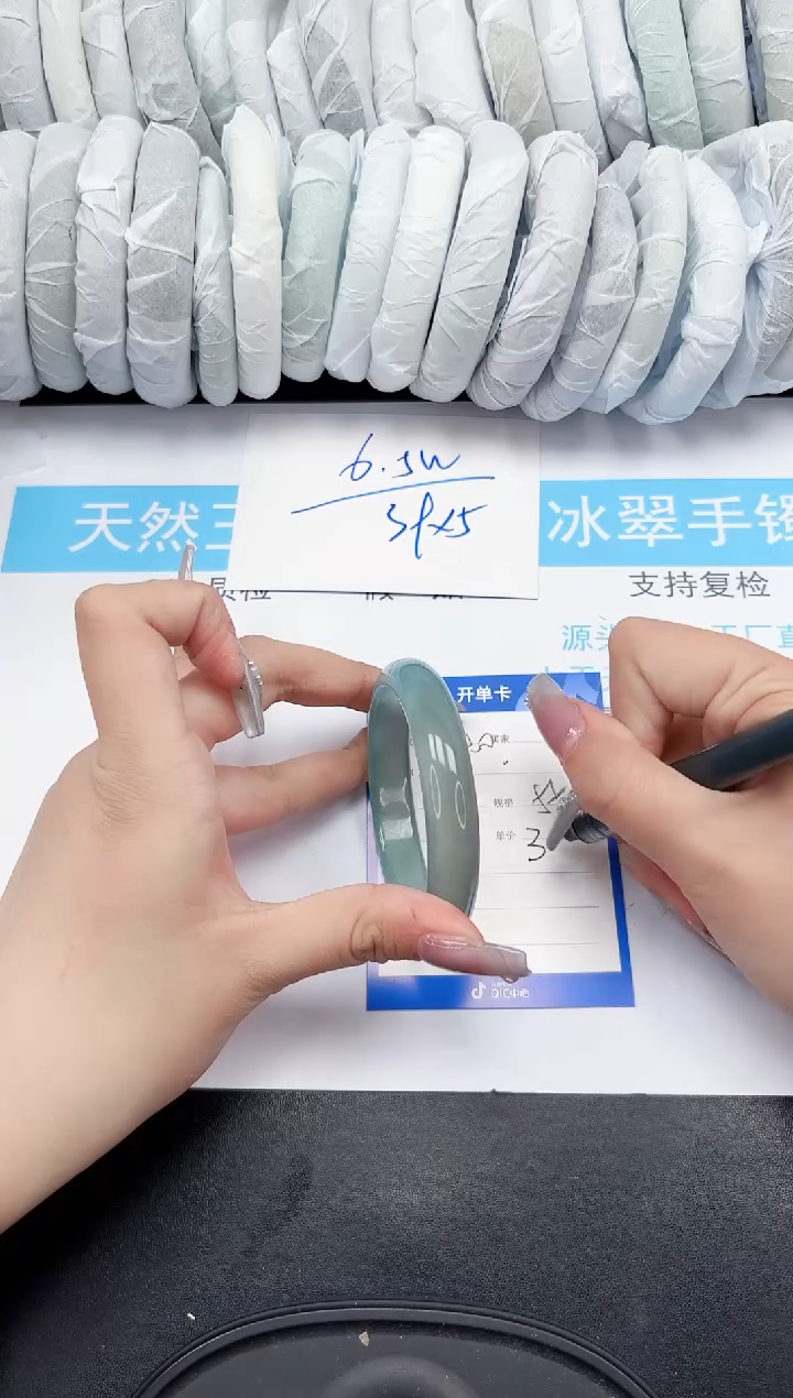 【闪购商品】石英质玉手镯未镶嵌600-55