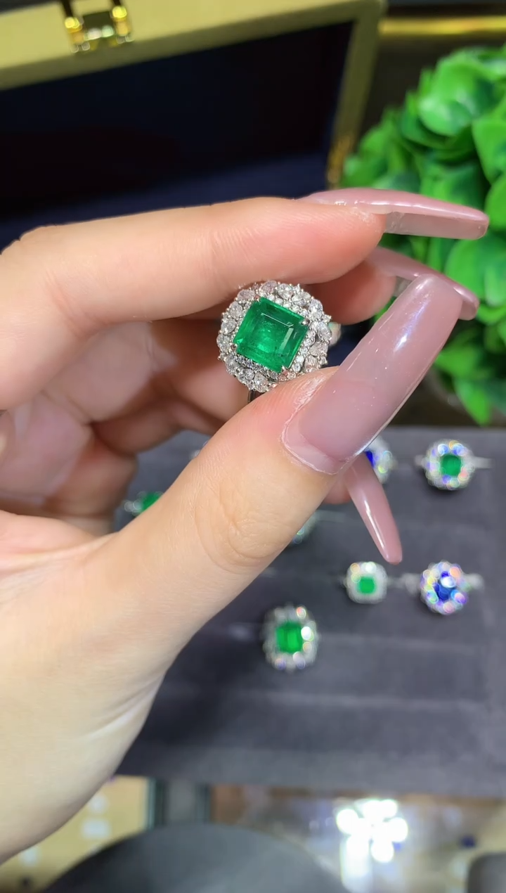 18K金镶嵌戒指祖母绿2.43CT