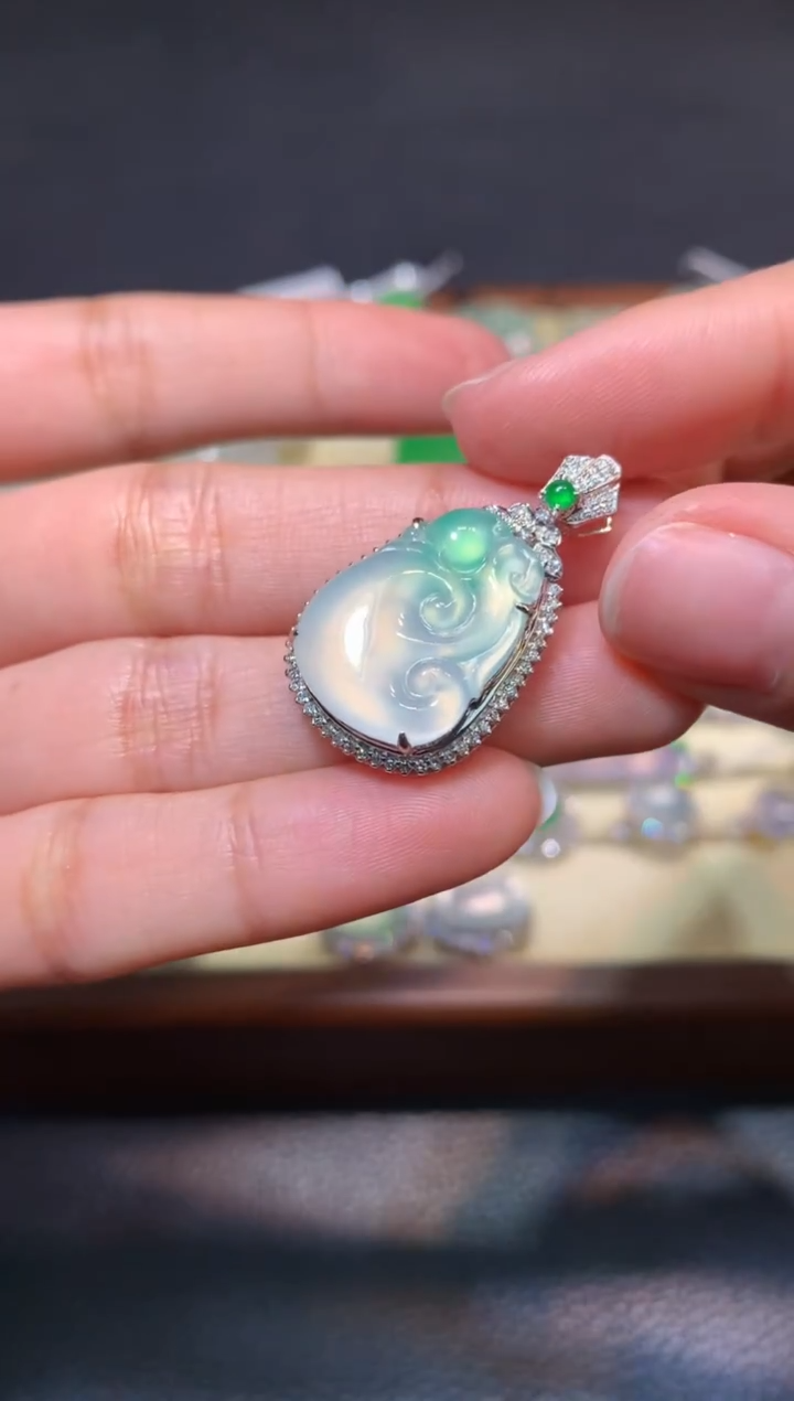 颈饰18K金镶嵌翡翠1