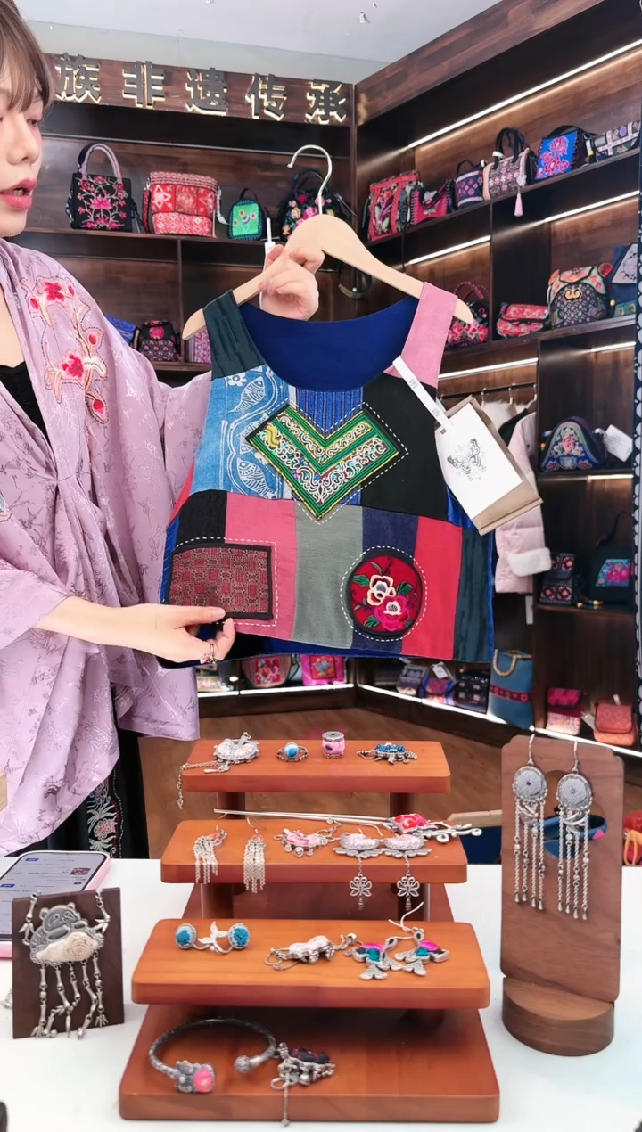 【闪购商品】织绣L23蚩梦苗族古绣