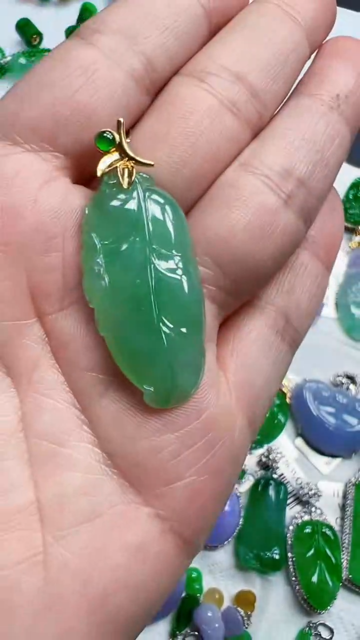 颈饰18K金镶嵌翡翠叶子