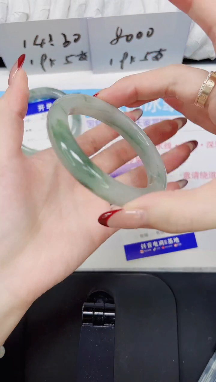 【闪购商品】石英质玉手镯未镶嵌50