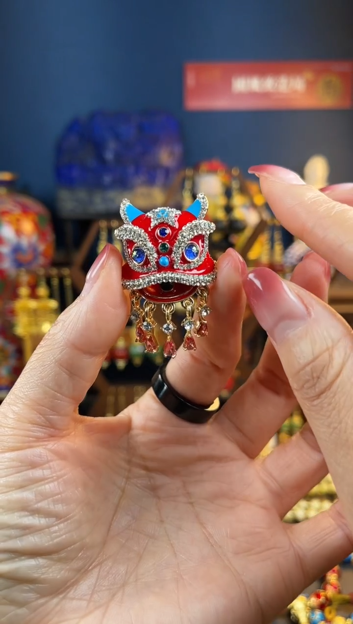 【闪购商品】382号醒狮红色珐琅流苏胸针