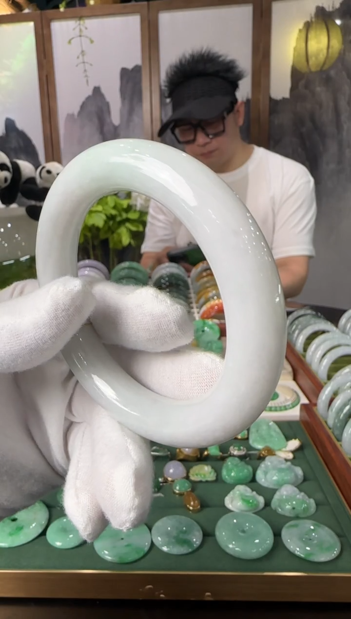 未镶嵌挂件翡翠手镯