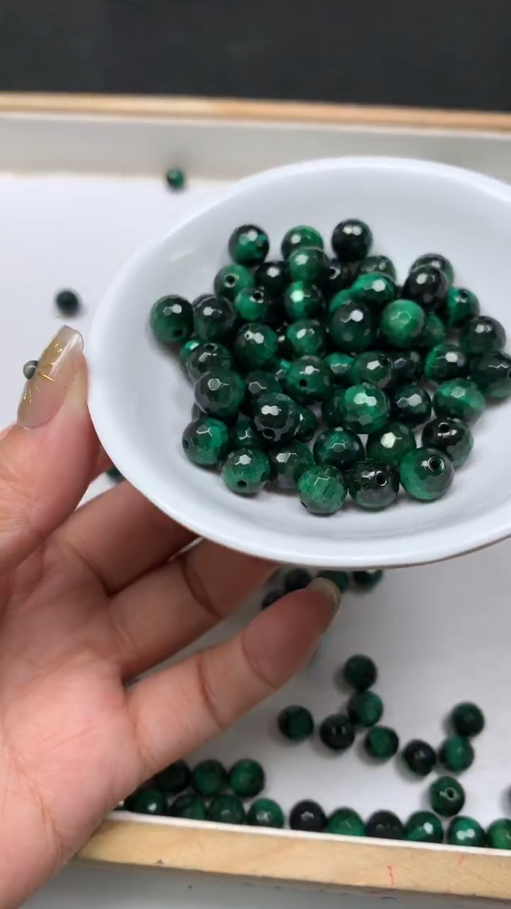 未镶嵌散珠硅化玉E611 绿 虎眼钻切面8mm10个8.8元