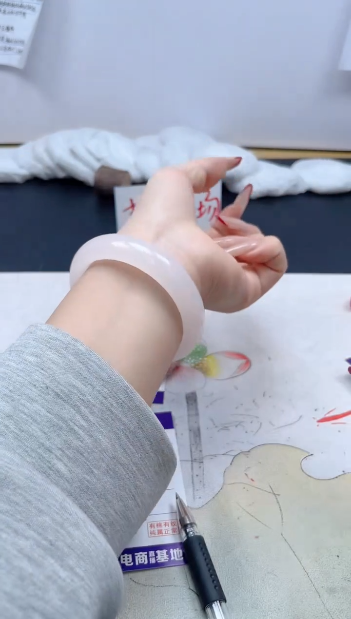 【闪购商品】石英质玉手镯未镶嵌366/54.6