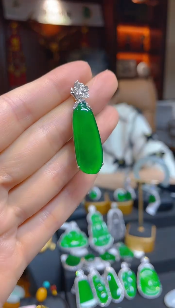 【闪购商品】翡翠颈饰18K金镶嵌119105天然A货翡翠福瓜吊坠