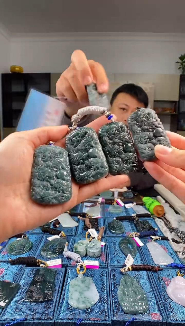 颈饰未镶嵌翡翠  多样性发其一