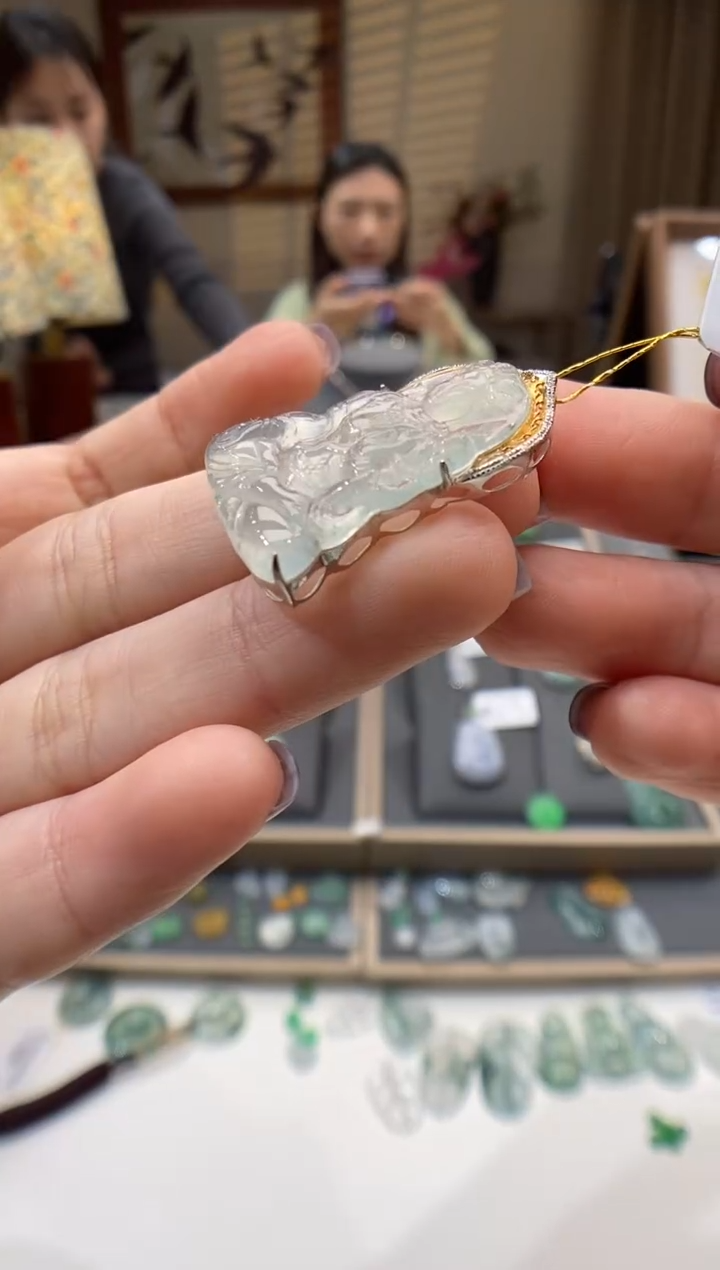 【闪购商品】翡翠颈饰18K金镶嵌渡母