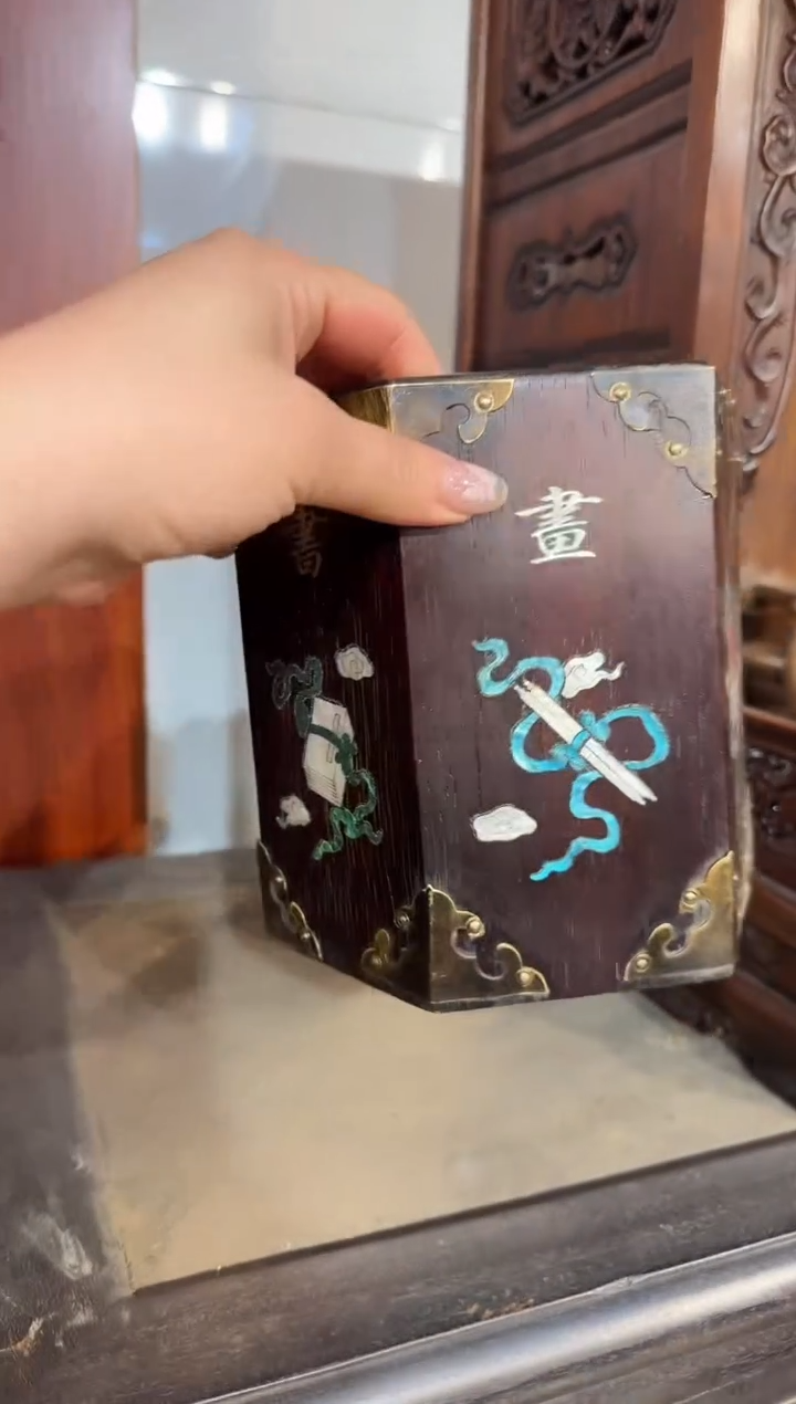 【闪购商品】木木艺邵氏紫檀琴棋书画笔筒168.888