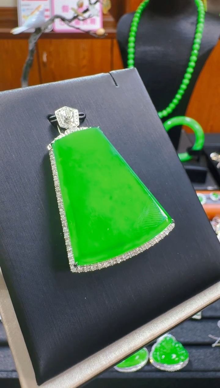 【闪购商品】翡翠吊坠(赠链)18K金镶嵌天然a货翡翠