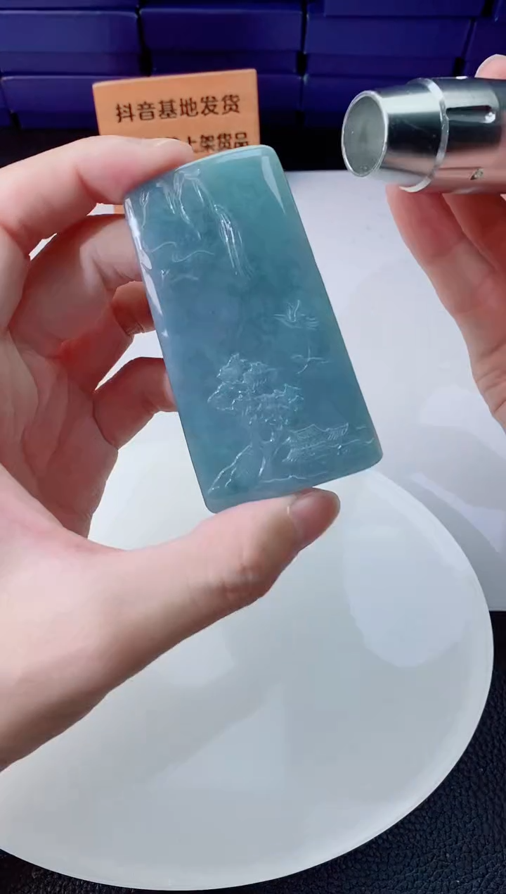 翡翠未镶嵌颈饰   `