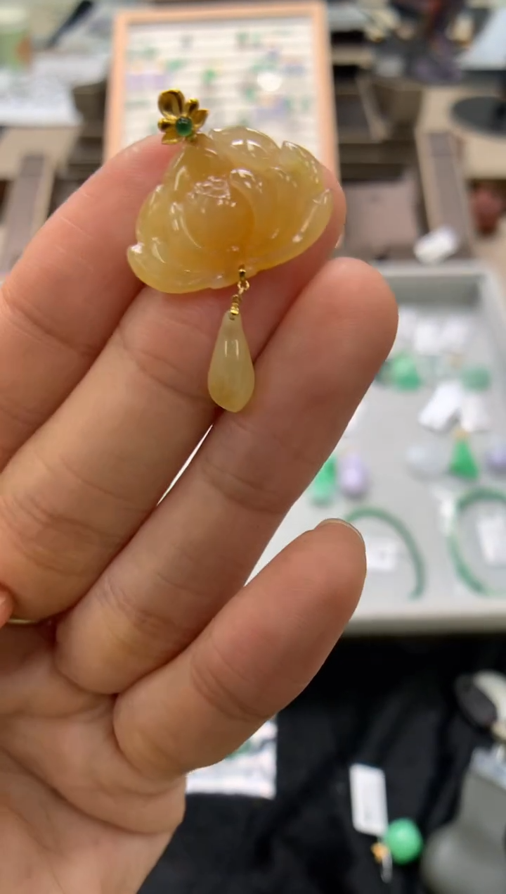 颈饰18K金镶嵌翡翠莲花