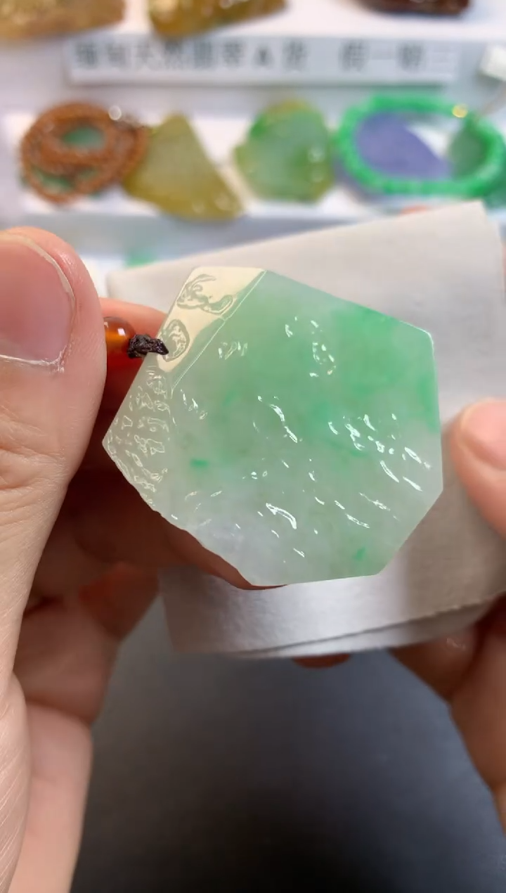 颈饰未镶嵌翡翠  