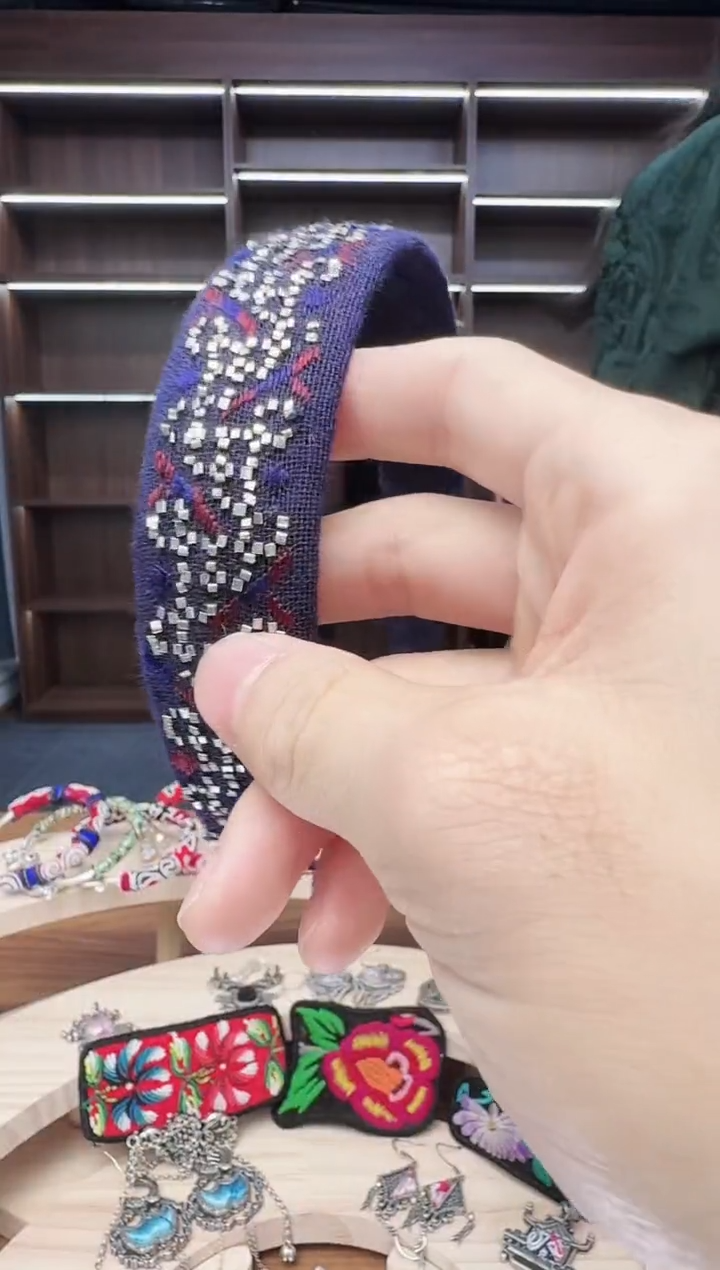 织绣L73蒙阿苏苗绣传承