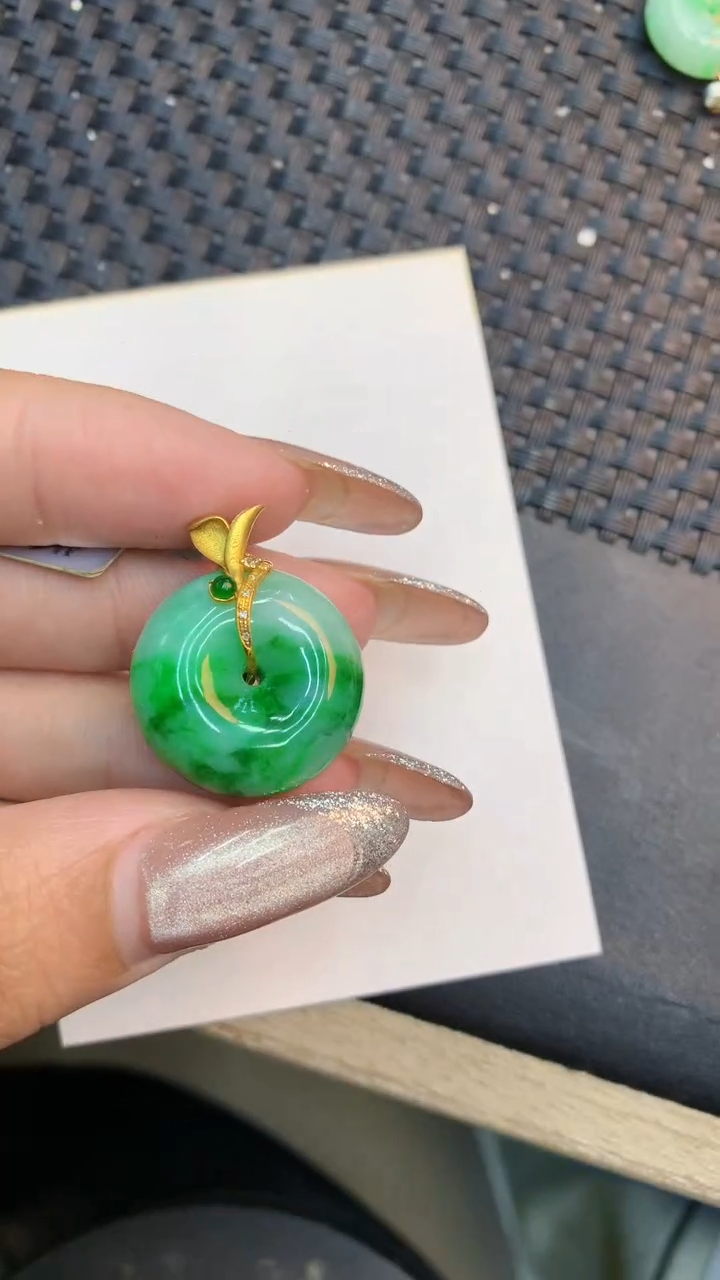 颈饰18K金镶嵌翡翠1