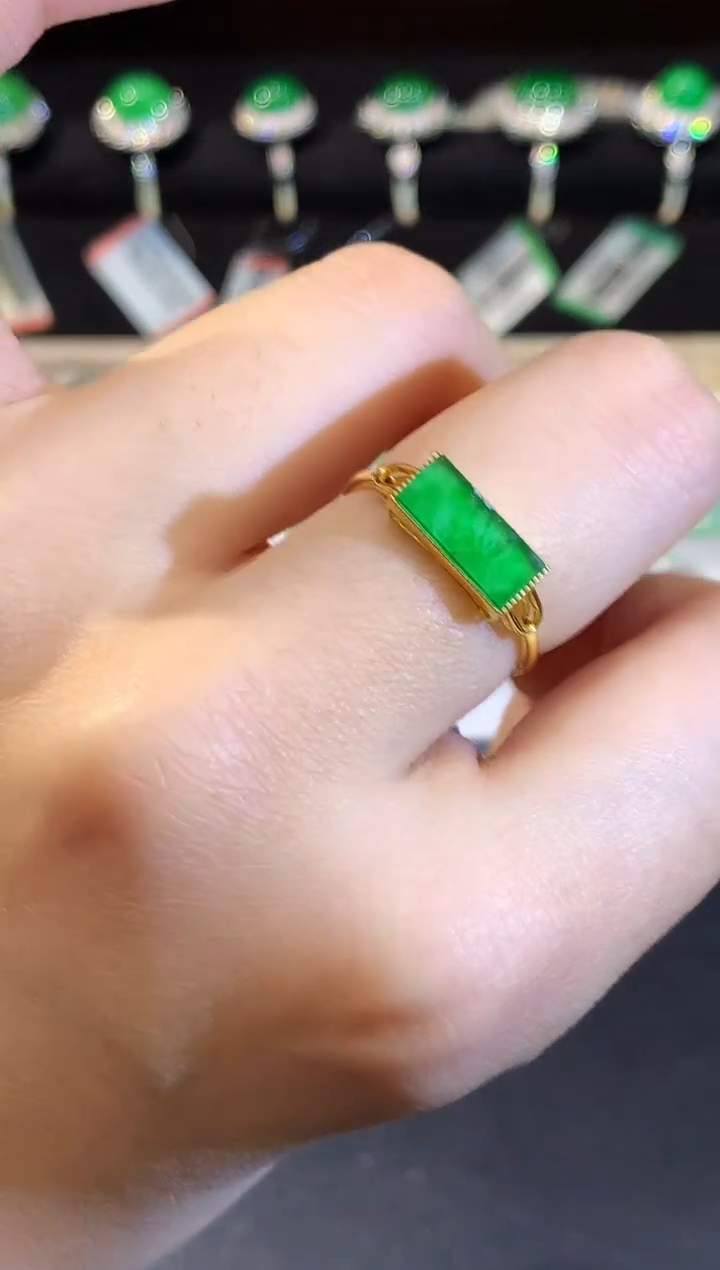 翡翠戒指18K金镶嵌L多样性发其一