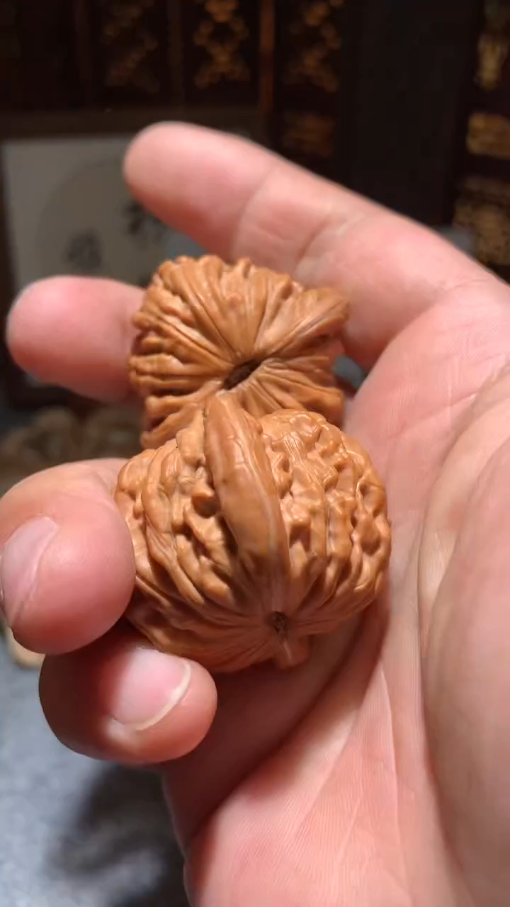 文玩核桃把件【核缘雅趣】40左右汉高楼，同尺寸随机发