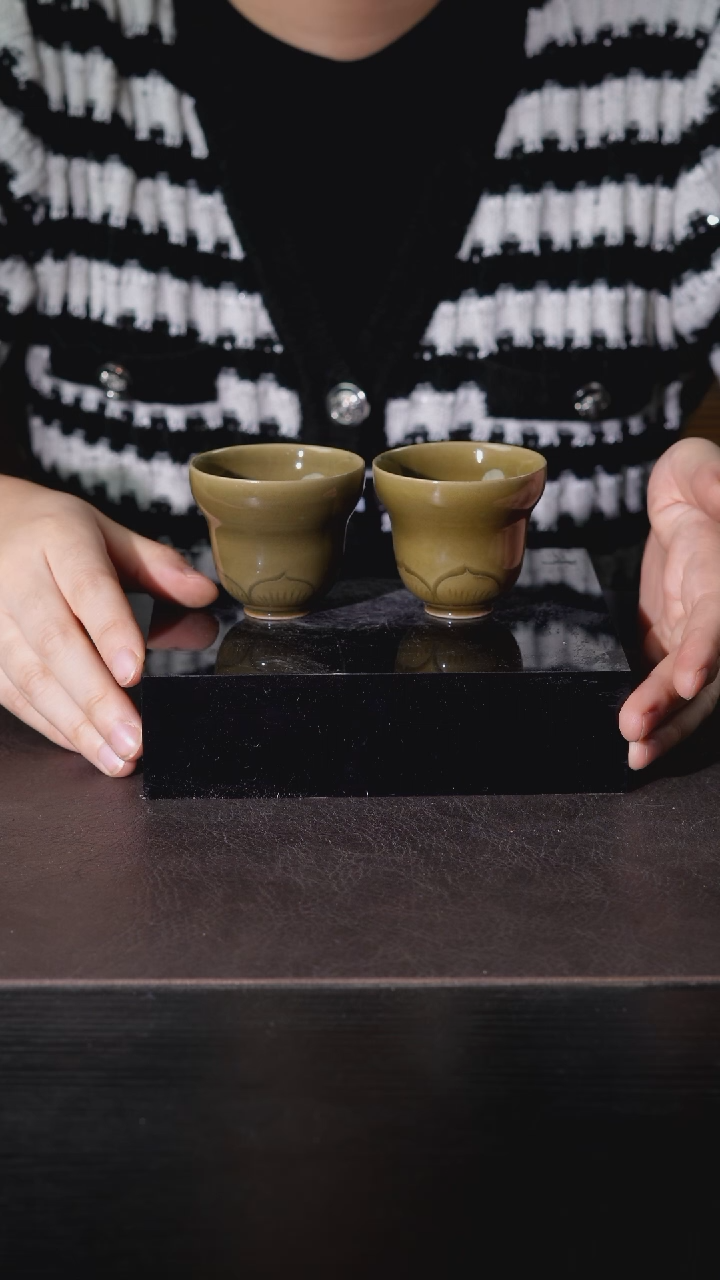 【闪购商品】其他姜黄釉色莲瓣纹饰葫芦杯