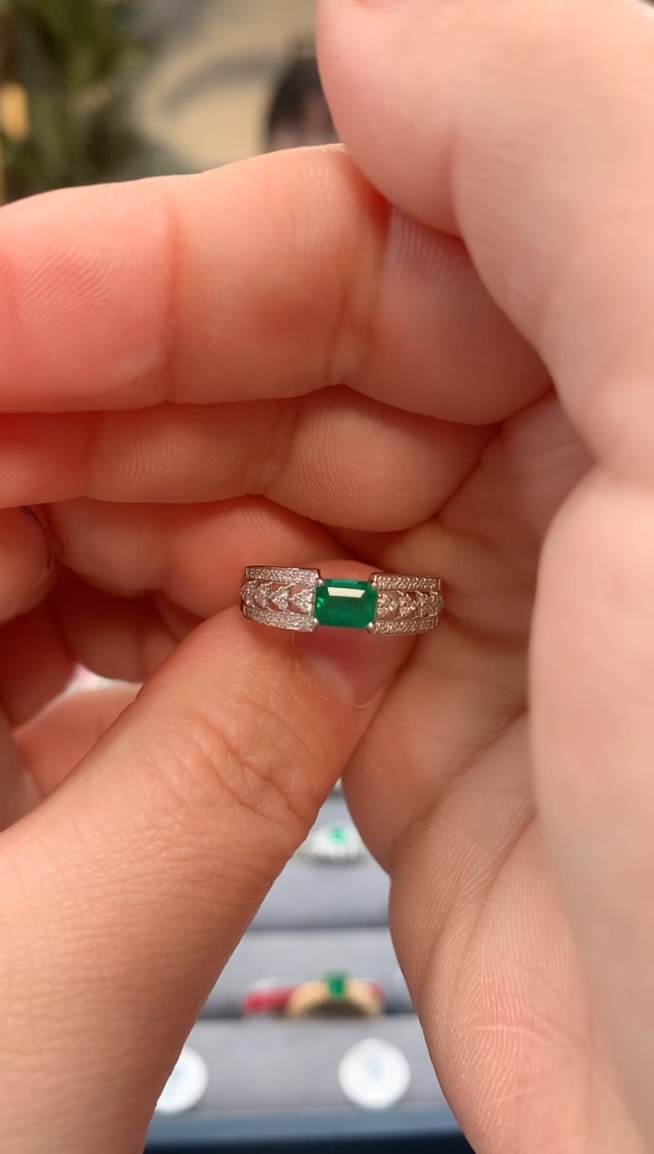 【闪购商品】祖母绿戒指18K金镶嵌祖母绿