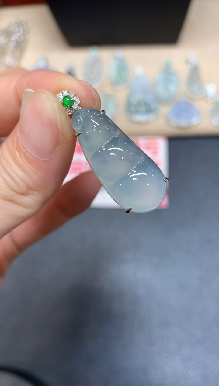 【闪购商品】翡翠吊坠(不含链)18K金镶嵌福豆【无服务费多样性发其一