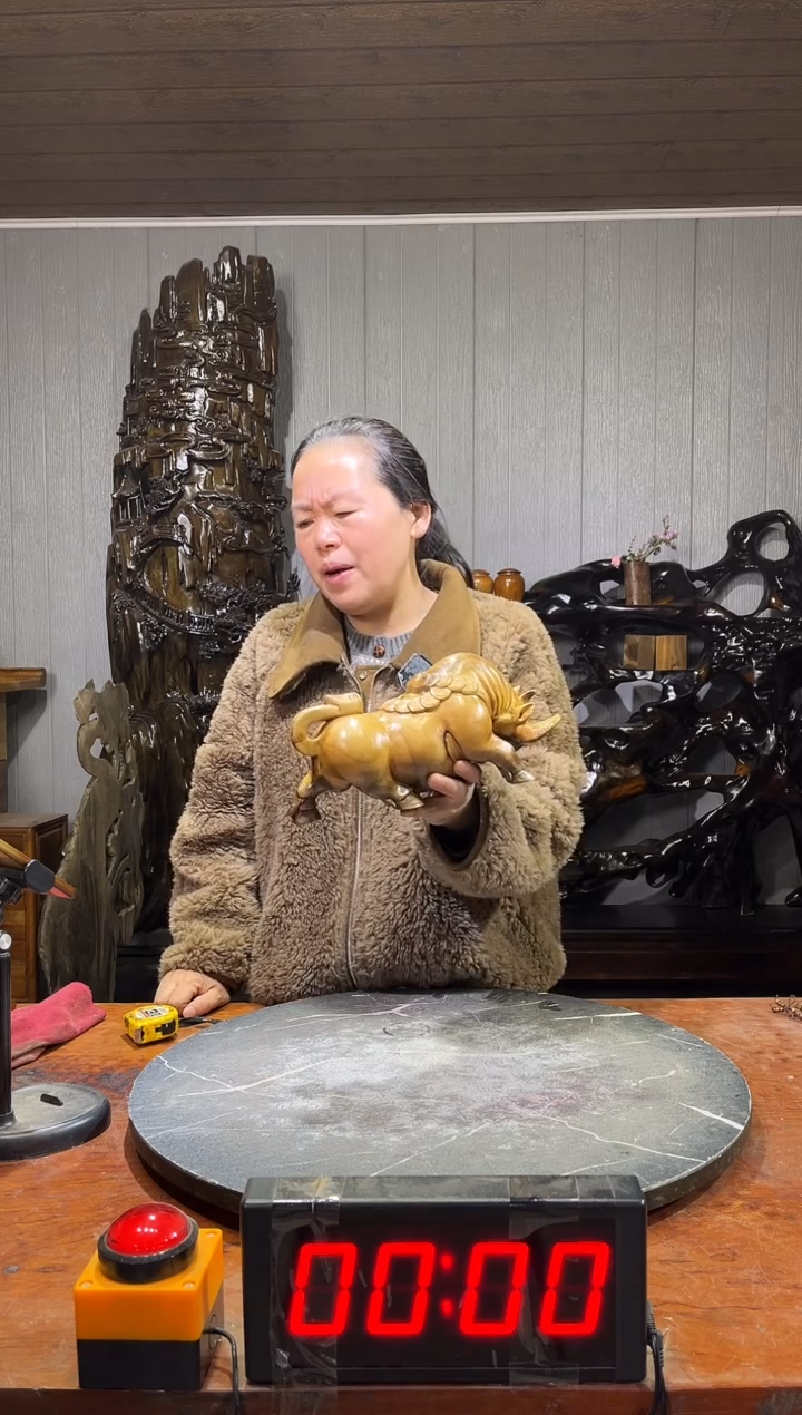 金丝楠小**阳新料斗牛摆件